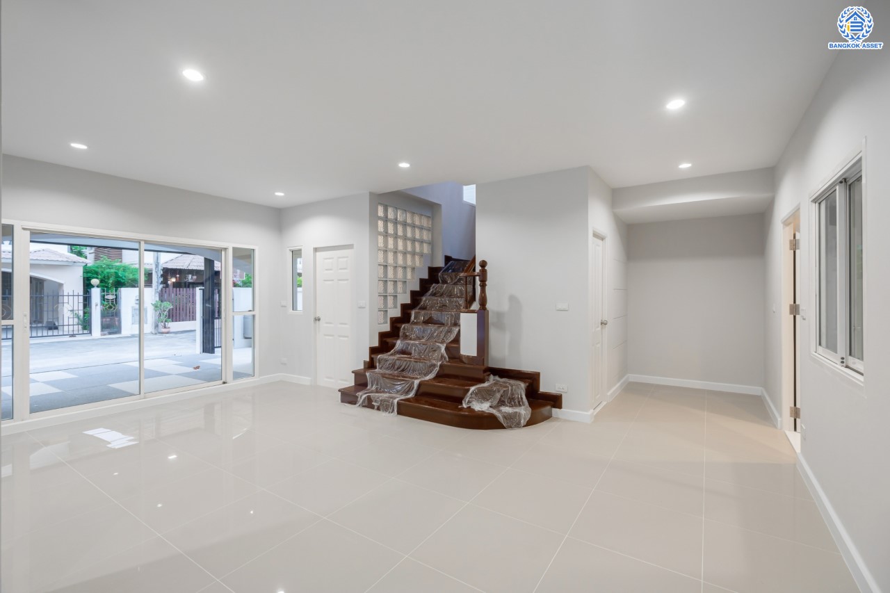 บ้านมือสองตกแต่งใหม่ ม.รัชชา2 บางใหญ่ หลังมุม เนื้อที่ 59 ตร.ว. ฟังก์ชัน 3 ห้องนอน 3 ห้องน้ำ 1 ห้องอเนกประสงค์ จอดรถได้ 2 คัน บนทำเลเชื่อมต่อถ.กาญจนาภิเษก ใกล้เซ็นทรัลเวสต์เกต ทางด่วน "กาญจนาภิเษก" และรถไฟฟ้าสายสีม่วง "สถานีตลาดบางใหญ่"